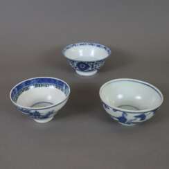 Drei Blauweiß-Schalen - China, wohl Qing-Dynastie, diverse Alte