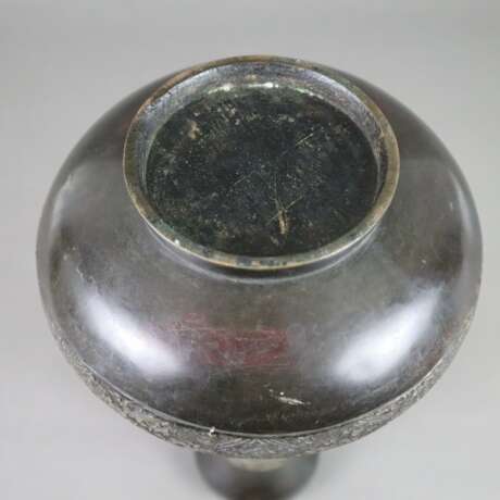 Hu-förmige Vase im archaischen Stil - China, helle Bronzelegier - photo 2