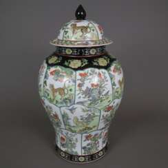 Große Deckelvase - China, ausgehende Qingzeit, Porzellan. Balus