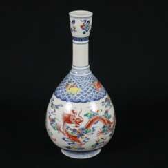 Drachenvase - China 20.Jh., Porzellan, über Standring birnförmi