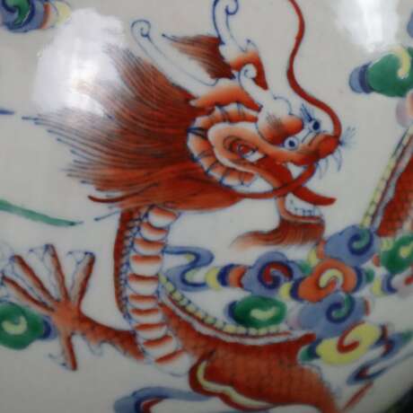 Drachenvase - China 20.Jh., Porzellan, über Standring birnförmi - фото 8