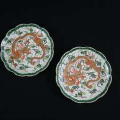 Zwei Drachenteller - China, frühes 20.Jh., runde Form mit blüte