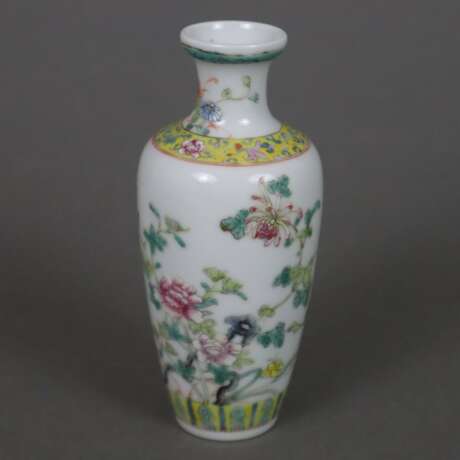 Kleine Balustervase - China 20.Jh., Porzellan, feine florale Ma - Foto 1