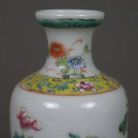 Kleine Balustervase - China 20.Jh., Porzellan, feine florale Ma - фото 2