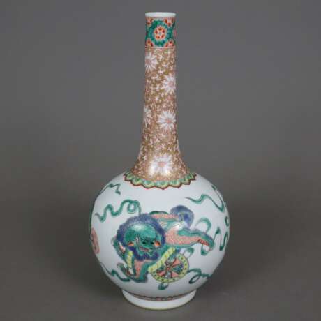 Flaschenvase - China, Porzellan, umlaufend spielende Shishis mi - Foto 1