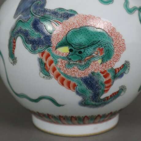 Flaschenvase - China, Porzellan, umlaufend spielende Shishis mi - фото 5