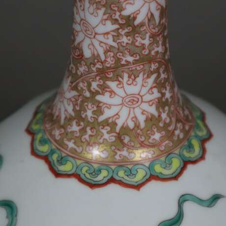 Flaschenvase - China, Porzellan, umlaufend spielende Shishis mi - photo 7