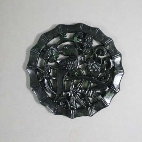 Fünf Jade-Plaketten - China 20 Jh., dunkle Jade im Auflicht spi - фото 2