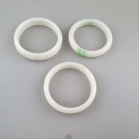 Drei Jade-Armreifen - China, weiße Jade, leicht gräulich gewölk - photo 1