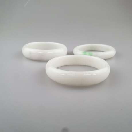 Drei Jade-Armreifen - China, weiße Jade, leicht gräulich gewölk - Foto 3