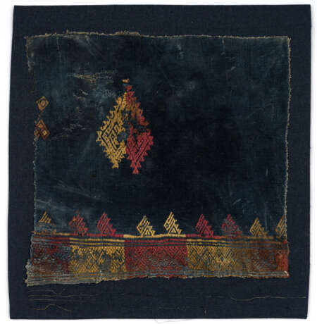 Altperuanisches Textilfragment mit Stickerei - Foto 1