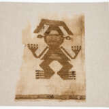 Altperuanisches Textilteil eines Hemdes mit gesticktem Mensch-Motiv - фото 1