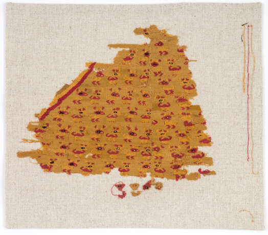 Altperuanisches Textilteil eines Gewandes mit Hirschmotiv - photo 1