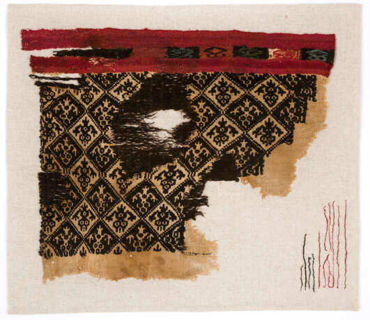 Altperuanisches Textilteil eines Gewandes mit Vogelmotiv - photo 1