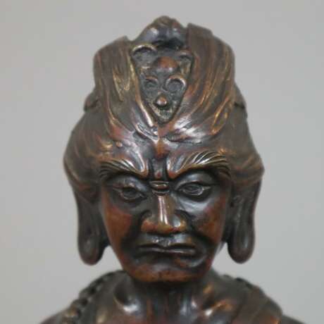 Bronzefigur - Bronzelegierung, rotbraun patiniert, polychrome E - Foto 4
