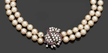 Elegantes Perlcollier mit großer Brillantschließe