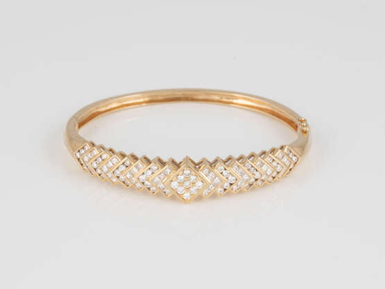 DIAMANT-ARMREIF Gelbgold. Innenmaß ca. 5,7 x 4,8 cm, Ges.- - photo 1