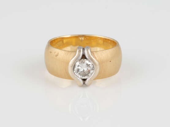 BRILLANT-RING Gelbgold, Weißgold. Ringmaß ca. 53, Ges.-Gew - Foto 1