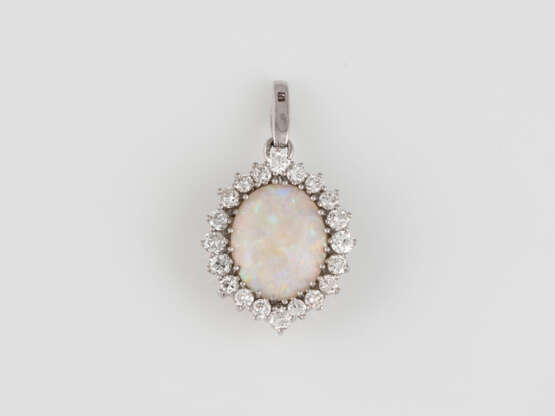 OPAL-ANHÄNGER MIT DIAMANTBESATZ Weißgold. L. 3,7 cm, Ges.- - Foto 1