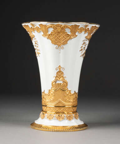 MEISSENER PRUNKVASE MIT GOLDDEKOR Deutsch, Meissen, 20. Jh - photo 1