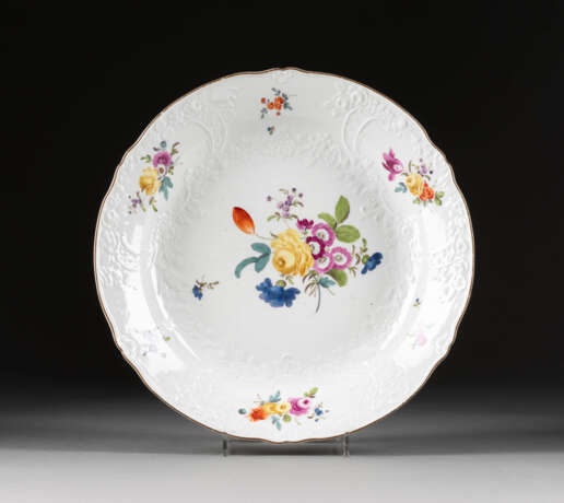 GROSSER TELLER MIT BLUMENMALEREI Deutsch, Meissen, um 1740 - photo 1