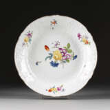 GROSSER TELLER MIT BLUMENMALEREI Deutsch, Meissen, um 1740 - photo 1