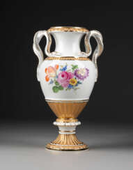 SCHLANGENHENKELVASE MIT BLUMENMALEREI Deutsch, Meissen, 19