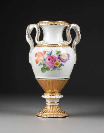 SCHLANGENHENKELVASE MIT BLUMENMALEREI Deutsch, Meissen, 19 - photo 1