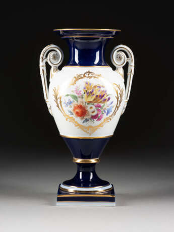 AMPHORENVASE MIT BLUMENMALEREI Deutsch, Meissen, 1924-1934 - photo 1