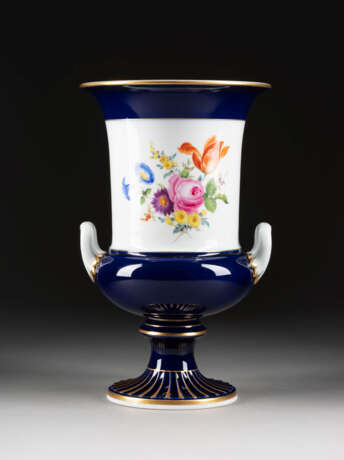 GROSSE KRATERVASE MIT BLUMENMALEREI Deutsch, Meissen, 2. H - photo 1