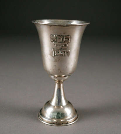 SILBER KIDDUSCH-POKAL Silber. H. 14 cm, 56 g. Am Fuß undeu - photo 1