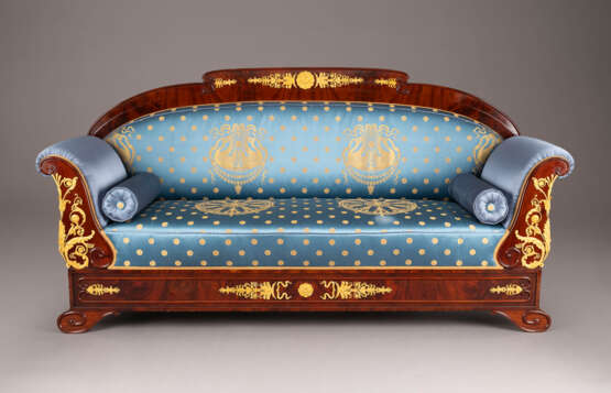 GROSSES BIEDERMEIER-SOFA Deutsch, um 1840 Nussbaum, teils - Foto 1