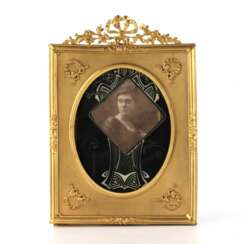 Cadre photo en bronze dore dans le go&ucirc;t du neoclassicisme. 