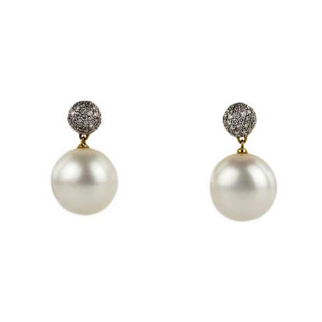 Marco Bicego. Boucles d`oreilles en or finement travaill&eacute;es avec perles et diamants. Pearl 21th century - photo 1
