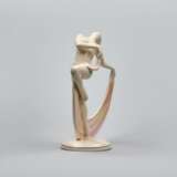 Figurine dune danseuse dans le style Art Deco. Faïence 20th century - photo 2