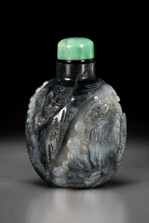 A RARE AND FINELY CARVED BLACK AND WHITE JADE SNUFF BOTTLE - photo 1