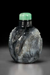 A RARE AND FINELY CARVED BLACK AND WHITE JADE SNUFF BOTTLE
