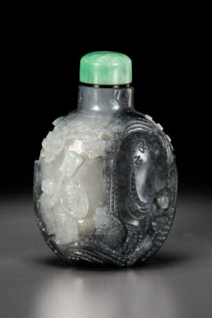 A RARE AND FINELY CARVED BLACK AND WHITE JADE SNUFF BOTTLE - photo 2