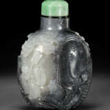 A RARE AND FINELY CARVED BLACK AND WHITE JADE SNUFF BOTTLE - фото 2