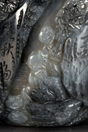 A RARE AND FINELY CARVED BLACK AND WHITE JADE SNUFF BOTTLE - photo 3