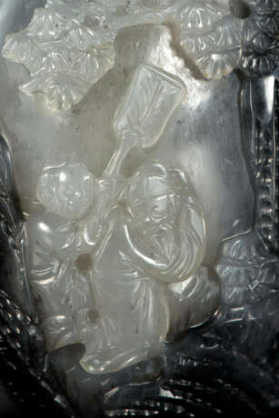 A RARE AND FINELY CARVED BLACK AND WHITE JADE SNUFF BOTTLE - photo 4