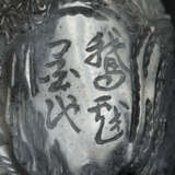 A RARE AND FINELY CARVED BLACK AND WHITE JADE SNUFF BOTTLE - photo 5