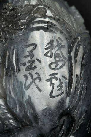 A RARE AND FINELY CARVED BLACK AND WHITE JADE SNUFF BOTTLE - фото 5