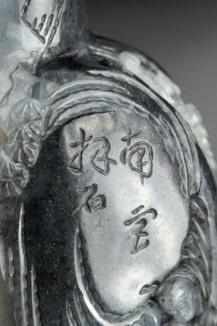 A RARE AND FINELY CARVED BLACK AND WHITE JADE SNUFF BOTTLE - photo 6