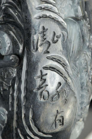 A RARE AND FINELY CARVED BLACK AND WHITE JADE SNUFF BOTTLE - photo 7