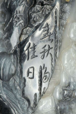 A RARE AND FINELY CARVED BLACK AND WHITE JADE SNUFF BOTTLE - photo 8