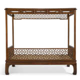 A RARE FOUR-POST HUANGHUALI CANOPY BED - Foto 4
