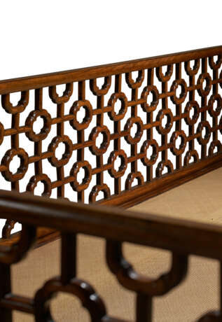 A RARE FOUR-POST HUANGHUALI CANOPY BED - Foto 6