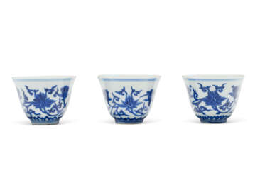 A SET OF THREE BLUE AND WHITE &#39;LOTUS&#39; CUPS