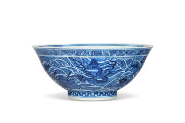 A BLUE AND WHITE &#39;SEA CREATURES&#39; BOWL